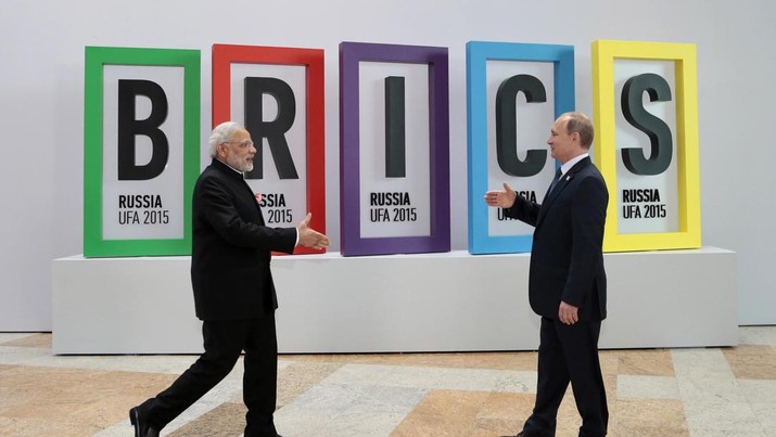Perdana Menteri India Narendra Modi (kiri) dan Presiden Rusia Vladimir Putin bersiap untuk berjabat tangan sebelum pembicaraan mereka selama KTT BRICS di Ufa, Rusia. Perdana Menteri India Narendra Modi (kiri) dan Presiden Rusia Vladimir Putin bersiap untuk berjabat tangan sebelum pembicaraan mereka selama KTT BRICS di Ufa, Rusia. (AP Photo/Ivan Sekretarev/File Foto)