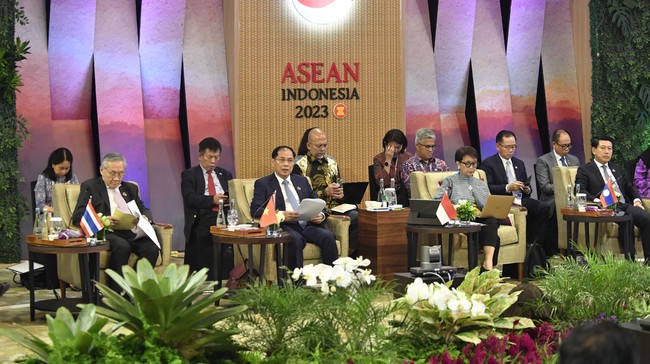 Menlu Indonesia, Retno Marsudi, mendesak negara-negara ASEAN bersatu memerangi krisis hak asasi manusia yang masih membayangi kawasan.