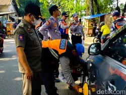 Bandel! Mobil Parkir Sembarangan Berujung Digembok Petugas