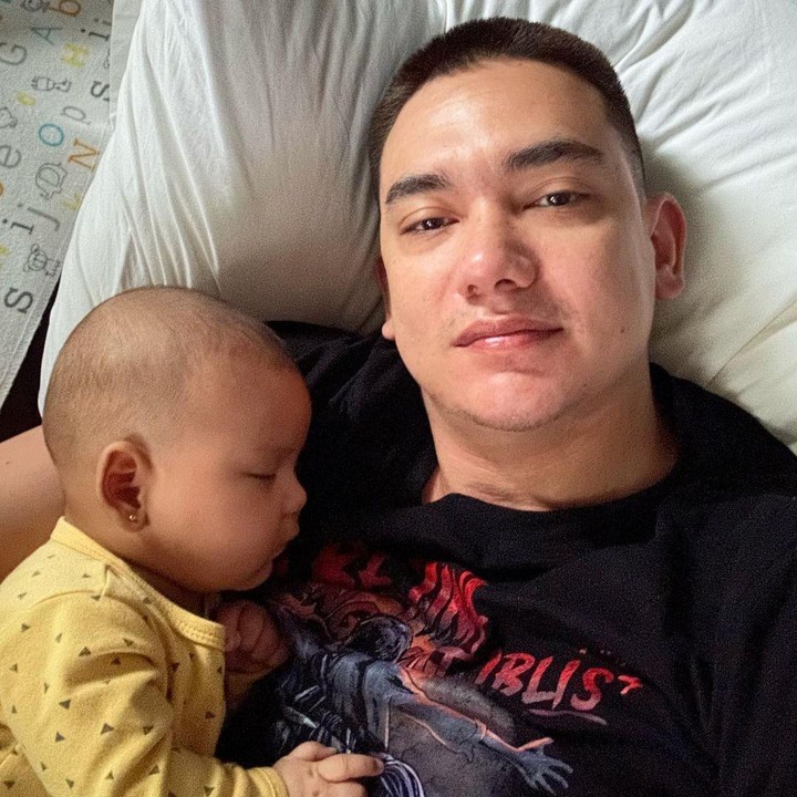 <p>Di tengah kepadatan syuting, Adipati Dolken tetap membantu sang istri, Canti Tachril untuk mengurus anak mereka, Naeswari Isthika Dyah Koesmadji. Adipati juga begitu lihat membantu Si Kecil sendawa, menemaninya <em>tummy time</em>, hingga membuat putrinya tidur. Jika dilihat, keduanya memiliki wajah yang sangat mirip, ya. (Foto: Instagram: @adipati)</p>