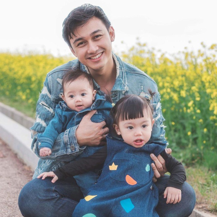 <p>Setelah menikah dengan Felicya Angelista, Caesar Hito dikaruniai dua orang putri, yakni Bible dan Zefanya. Meski sibuk, Hito tetap menyempatkan waktu untuk momong kedua anaknya, nih. (Foto: Instagram: @felicyangelista_)</p>