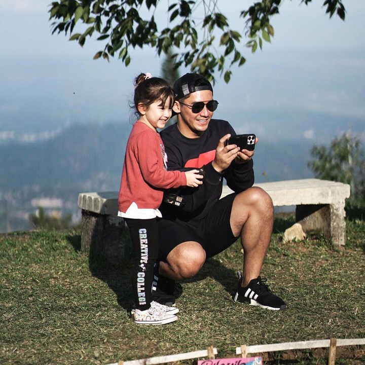 <p>Setelah menikah dengan Franda, Samuel Zylgwyn dikaruniai dua orang putri bernama Vechia dan Falleia. Samuel kerap membantu sang istri untuk menjaga dan merawat sang anak. (Foto: Instagram: @samuel_zylgwyn)</p>