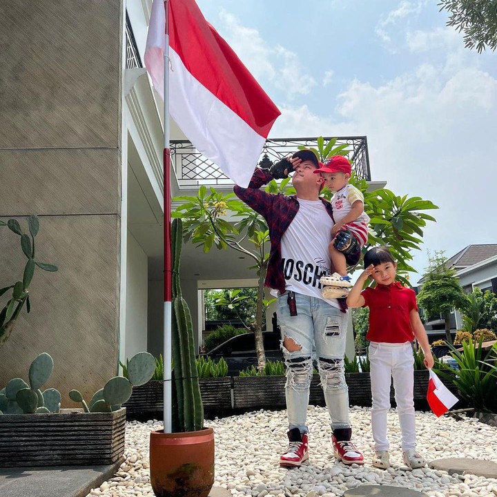 <p>Glenn Alinskie sangat dekat dengan kedua anaknya, Nastusha dan Dante. Meski memiliki beragam kesibukan, Glenn tetap mengajak putra dan putrinya ini bermain. (Foto: Instagram: @chelseaoliviaa)</p>