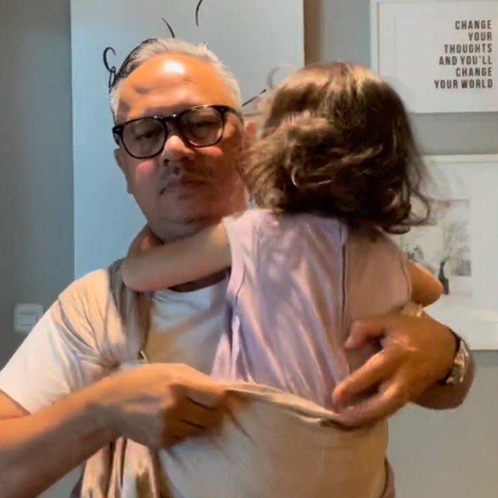 <p>Indra Brasco disebut sebagai salah satu sosok Ayah idaman oleh netizen nih, Bunda. Tak hanya gemar menari bersama sang anak, Indra juga kerap menggendong dan mengasuh putri bungsunya, Numa. Indra juga selalu terlibat dalam hal pengasuhan anak bersama Mona Ratuliu. (Foto: Instagram: @indrabrasco)</p>