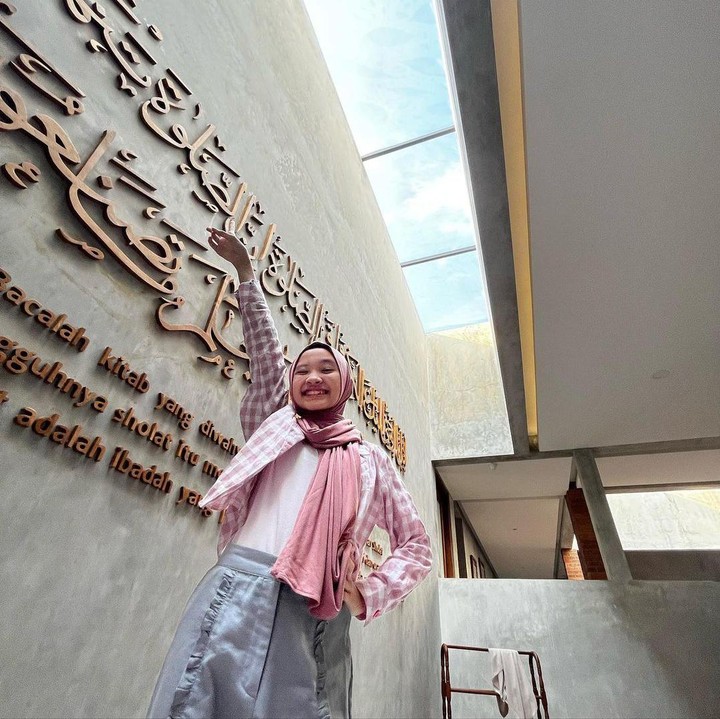 <p>Setelah menikah dengan Hanung Bramantyo, Zaskia Adya Mecca dikaruniai lima anak. Anak pertama mereka, Kana Sybilla Bramantyo, sudah beranjak remaja, lho. (Foto: Instagram: @kana.sybilla)</p>