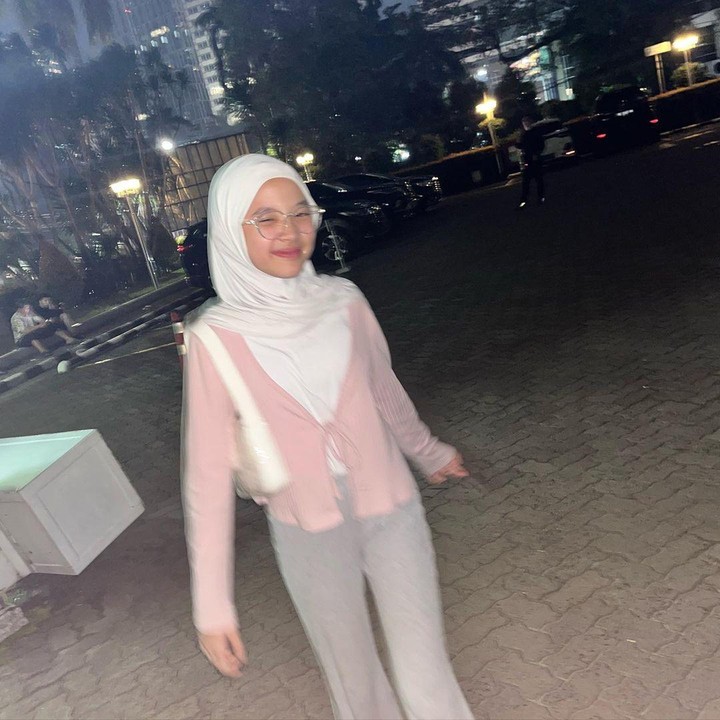<p>Sybil selalu tampil dengan gaya yang modis dan <em>fashionable</em> untuk anak seusianya, Bunda. Ia kerap memadukan cardigan dengan pashmina dan celana cutbray. (Foto: Instagram: @kana.sybilla)</p>