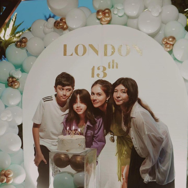 <p>"<em>So pretty</em> kesayangan Natwo. <em>Happy birthday</em> London. <em>May all your dreams come true and God bless you abundantly</em>," tulis seorang netizen. "Selamat ulang tahun bidadari cantik. Mami nya <em>super special.</em>. dirimu pun pasti," ujar yang lainnya. (Foto: Instagram: @wulanguritno)</p>