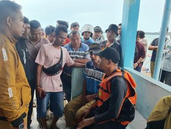 Kapal Pompong Terbalik Usai Dihantam Gelombang di Lingga, 1 Hilang