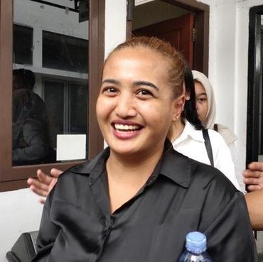 Resmi Ditahan, Lina Mukherjee Senyum Saat Tangan Diborgol