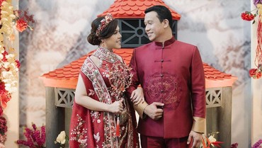 Resmi Tunangan, Tina Toon Akhirnya Ungkap Wajah Calon Suami