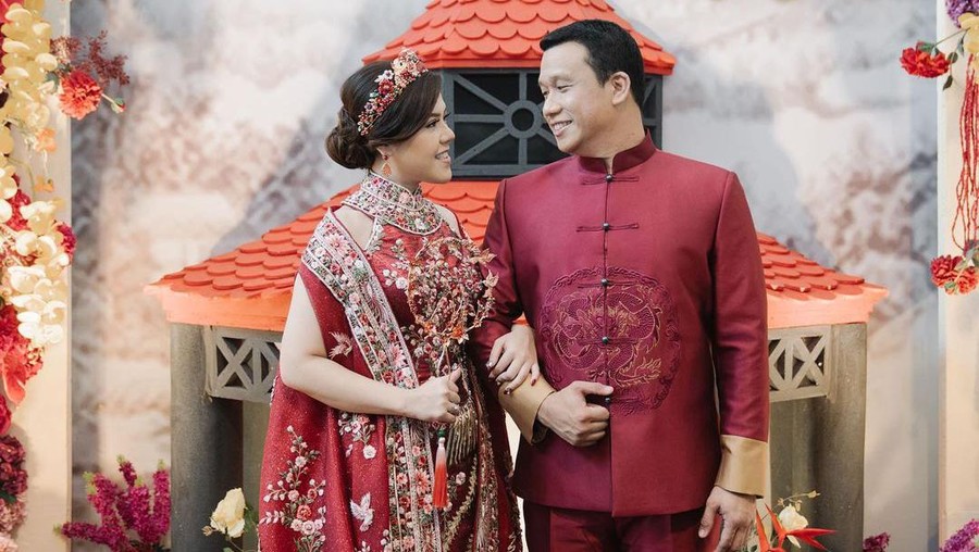 Resmi Tunangan, Tina Toon Akhirnya Ungkap Wajah Calon Suami