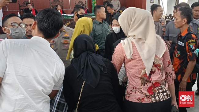 Juru Bicara PN Pandeglang menjelaskan soal kericuhan yang terjadi di dalam ruang sidang kasus revenge porn saat para wartawan diusir petugas.