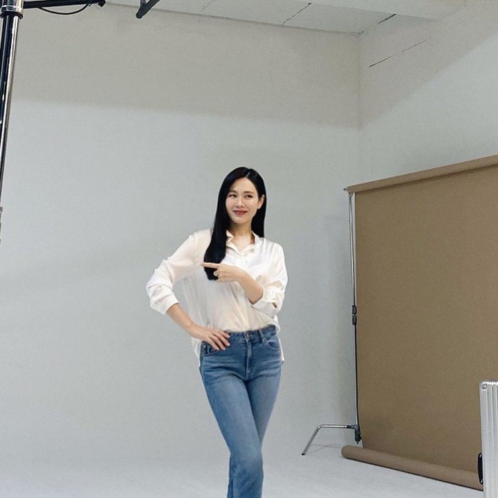 <p>Aktris cantik Son Ye Jin kembali menarik perhatian, Bunda. Kali ini, publik kembali terpesona dengan penampilan terbarunya. (Foto: Instagram @yejinhand)<br /><br /><br /></p>