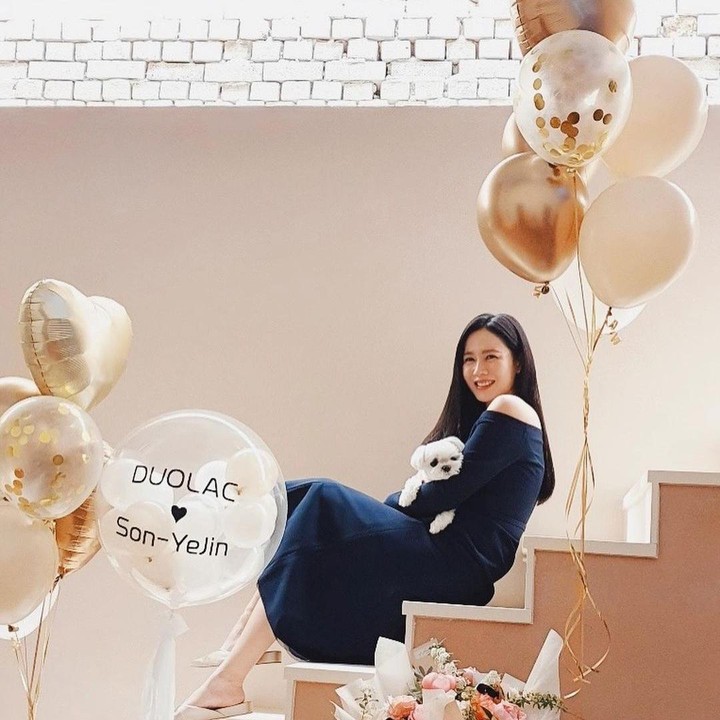 <p>Istri Hyun Bin ini kembali menunjukkan aktivitasnya sebagai selebriti. Sebelumnya, wanita berusia 41 tahun tersebut sempat vakum selama kehamilan hingga melahirkan anak pertama. (Foto: Instagram @yejinhand)<br /><br /><br /></p>