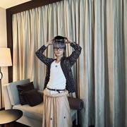 Dari Idol hingga Aktor, Simak Gaya Selebriti Korea Pria yang Tampil Menawan Pakai Batik!