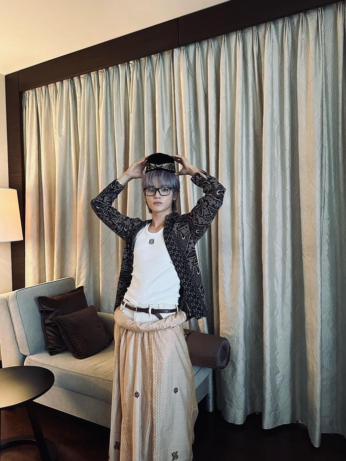 Saat tampil di CXO Media Live On Stage pada Juli 2023 lalu, Taeyong NCT sempat tampil di panggung mengenakan batik. Tak hanya itu saja, idol K-Pop yang satu ini turut mengenakan peci hingga sarung, Beauties!/ Foto: instagram.com/taeoxo_nct