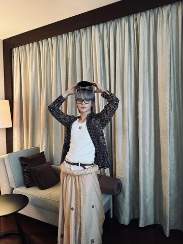 img-title Dari Idol hingga Aktor, Simak Gaya Selebriti Korea Pria yang Tampil Menawan Pakai Batik!