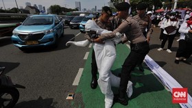 FOTO: Demo Tenaga Medis di DPR Tolak Pengesahan RUU Kesehatan