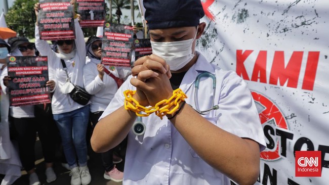 DPR tetap mengesahkan Omnibus Law Kesehatan meski ditolak oleh lima organisasi profesi dan dua fraksi parlemen. UU ini menuai sejumlah perdebatan.