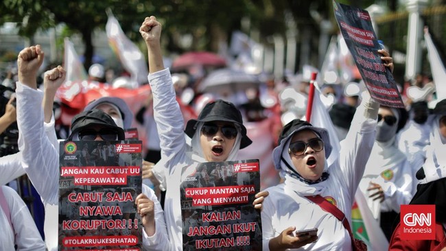 Lima organisasi profesi kesehatan menggelar aksi demonstrasi di depan Gedung DPR. Mereka juga berencana mogok kerja terkait pengesahan RUU Kesehatan menjadi UU.