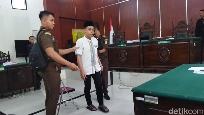 Terdakwa kasus revenge porn Alwi Husen Maolana.(Aris/detikcom)