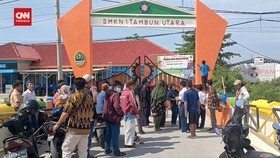 VIDEO: Anak Tak Diterima, Puluhan Orang Tua Segel SMKN 1 Tambun Utara