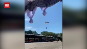 VIDEO: 3 Anggota TNI AU Gagal Mendarat Saat Terjun Payung Di Maros