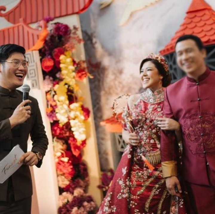 <p>Di beberapa foto, Tina Toon juga memberikan efek blur pada wajah calon suaminya. Mereka terlihat kompak dalam balutan busana serba merah. (Foto: Instagram @tinatoon101)</p>