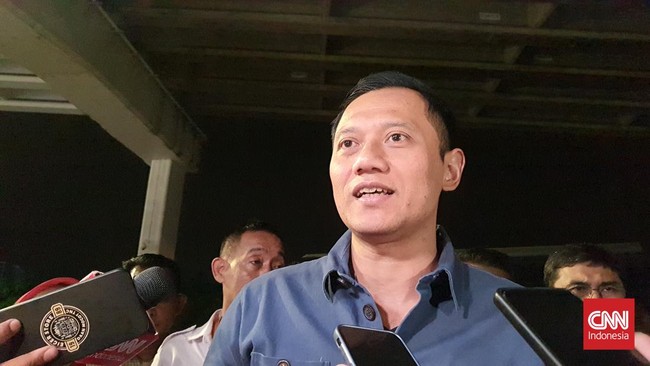 AHY menjemput Anies Baswedan yang pulang dari tanah suci di Bandara Soekarno-Hatta, Rabu (12/7) dini hari.