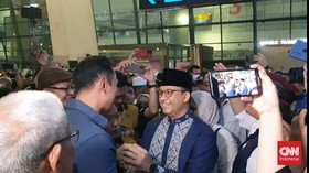 Tiba di Tanah Air Usai Haji, Anies Disambut Relawan dan AHY