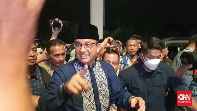 Relawan yang menjemput Anies Baswedan sepulang dari ibadah haji membeludak di Bandara Soekarno-Hatta. Teriakan 'Presiden!' pun bersahutan.