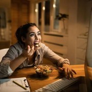 Hobi Makan Sambil Nonton Film atau Drakor? Waspada, Ini Bahaya yang Mengintai Bagi Kesehatan!