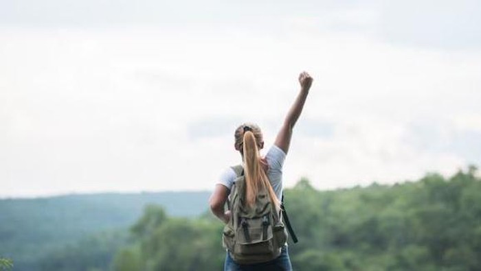 Perempuan di alam bebas