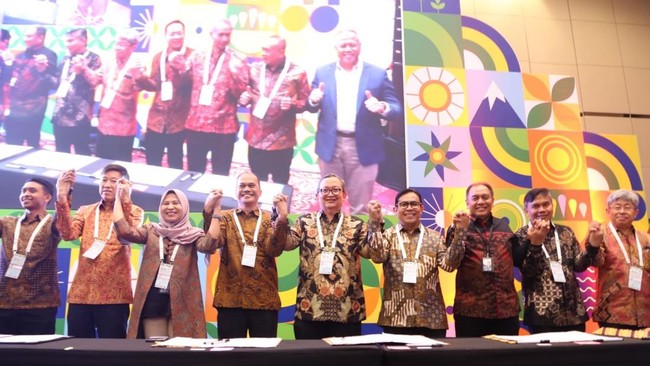 Astra bekerja sama dengan PLN untuk mengembangkan infrastruktur kendaraan listrik, mencakup penyediaan SPKLU dan pemasangan PLTS Atap.