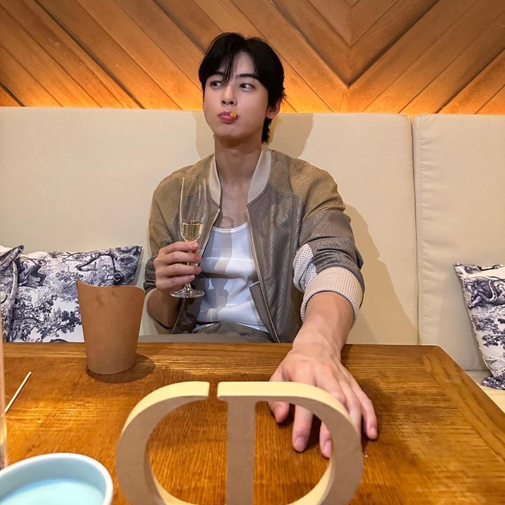 <p>Ibunda Cha Eun Woo juga pernah meminta maaf pada sang putra karena tak pernah memberikan pujian. "Ibu ingin memuji kamu, katakan bahwa kamu tampan tetapi ibu menahannya. Ibu sangat menyesal dan terima kasih karena ibu terkadang harus menjadi penjahat untuk membesarkan anak yang baik," tulis ibunda. (Foto: Instagram @eunwo.o_c)</p>
