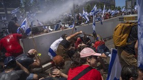 FOTO: Demo di Israel Kacau, Massa Blokir Bandara dan Jalan Utama