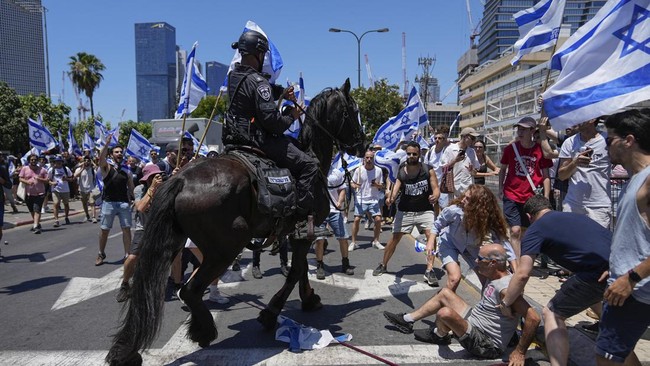 Unjuk rasa menuntut PM Israel Benjamin Netanyahu mundur bukan hanya terjadi di Tel Aviv, tapi juga di kota lain di Israel seperti Haifa.