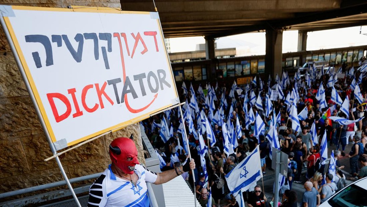 FOTO: Demo di Israel Kacau, Massa Blokir Bandara dan Jalan Utama