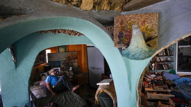 FOTO: Melongok Pesona Rumah Gua di Tebing Pantai Herzliya Israel