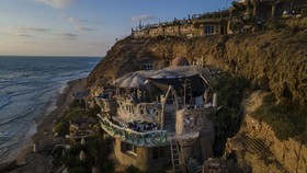 FOTO: Melongok Pesona Rumah Gua di Tebing Pantai Herzliya Israel