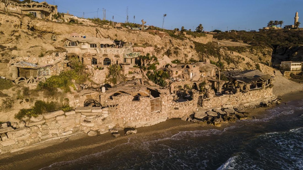 FOTO: Melongok Pesona Rumah Gua di Tebing Pantai Herzliya Israel