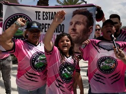 Messi Jadi Incaran Fans Cowok hingga Dicium Saat Tiba di Miami