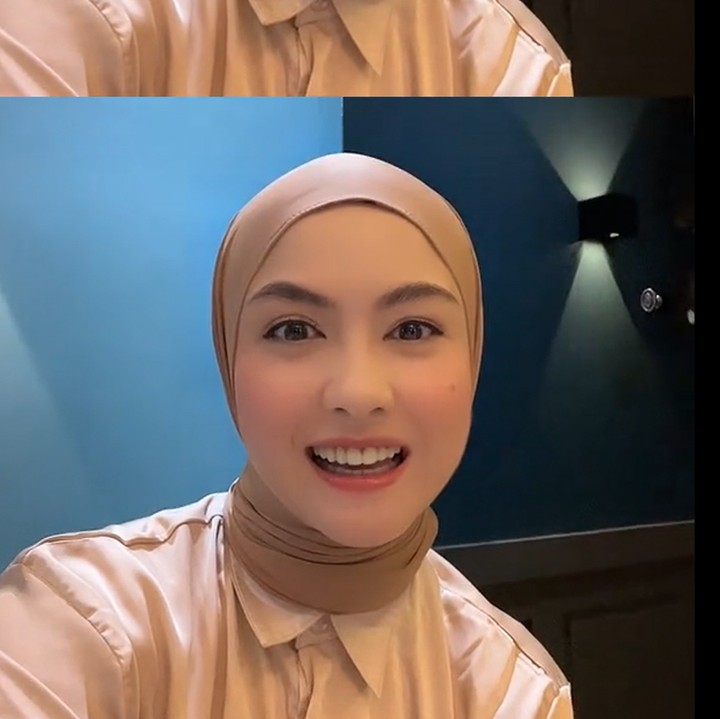<p>Revalina S. Temat ikut mencoba tren filter viral di TikTok, nih. Ia tersenyum sumringah ketika filter menunjukkan wajahnya dengan versi yang lebih tua. (Foto: TikTok @vatemat_)</p>