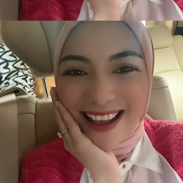 <p>Citra Kirana baru-baru ini ikut mencoba filter aged di TikTok. Ia juga berkomentar soal perawatan anti-ageing, nih. "Halo. Kok kayaknya harus perlu botox berapa banyak nih ya," ucapnya. (Foto: TikTok @inicitrakirana)</p>