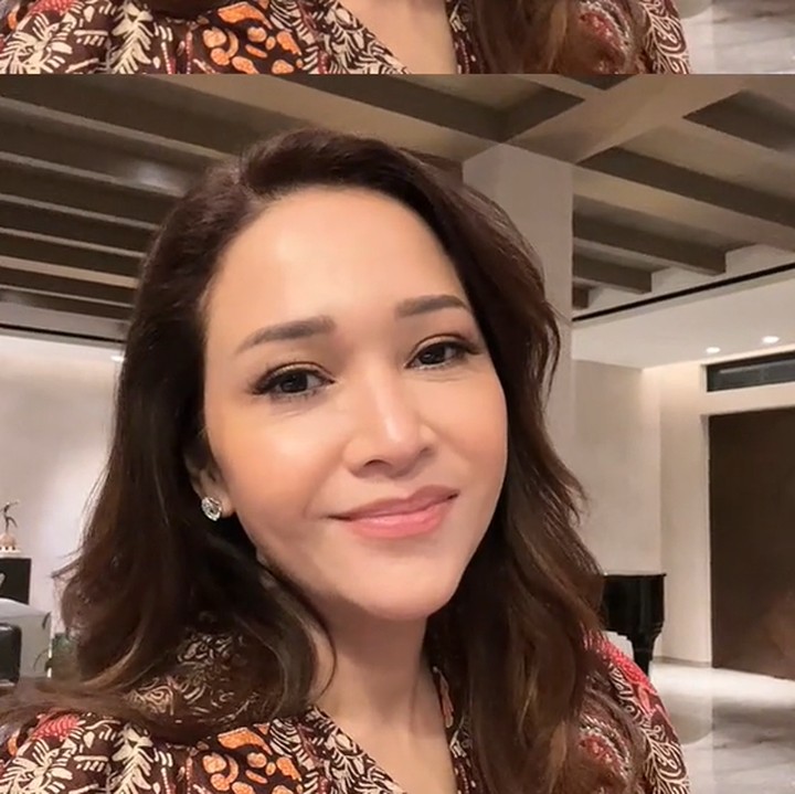 <p>Maia Estianty menampilkan transformasi wajah cantiknya dengan memakai filter aged di TikTok. Wajah mulusnya tampak dihiasi dengan kerutan, Bunda. (Foto: TikTok @maiaestianty)</p>