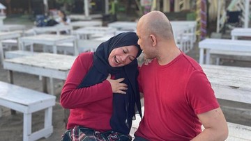 ISTRI SETIA DAMPINGI