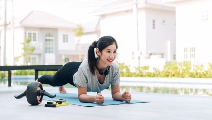 Ilustrasi perempuan melakukan latihan interval/Foto: Freepik/freepik