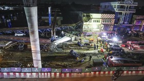 FOTO: Jalan Layang di Bangkok Tiba-tiba Ambruk, Satu Orang Tewas