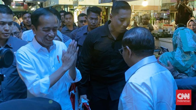 Jokowi menyebut kehadiran mobil pasar keliling di Kota Medan bisa menekan harga beras, minyak goreng, hingga gula.