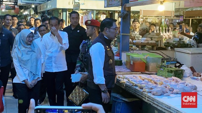 Presiden Joko Widodo mengajak Gubernur Jawa Barat Ridwan Kamil blusukan ke Pasar Cihapit, Kota Bandung.